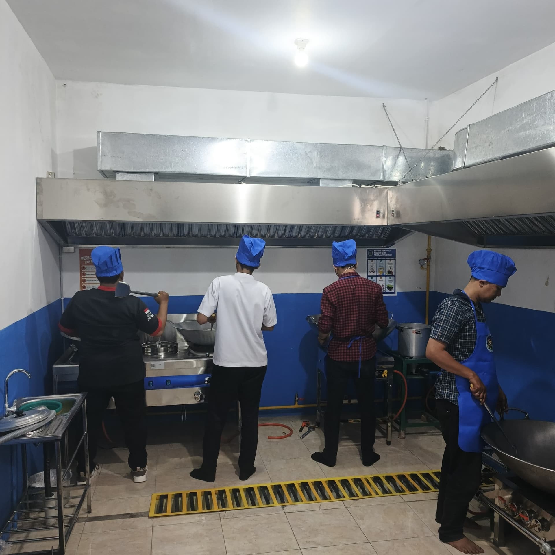 Foto Anggota SPPG Sedang Memasak