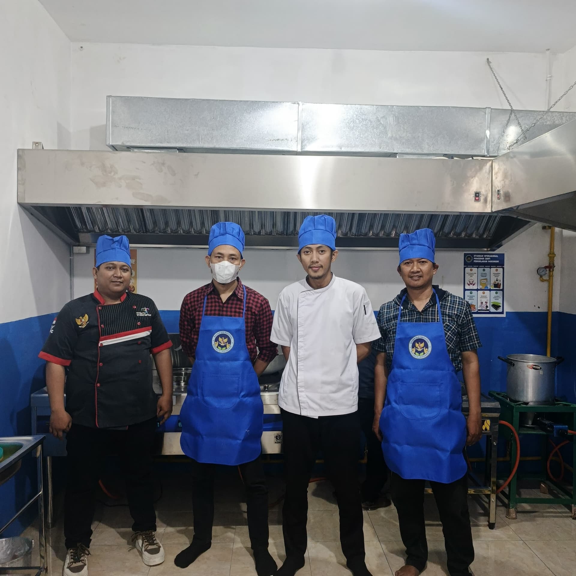 Foto Bersama Anggota SPPG Sedang Memasak